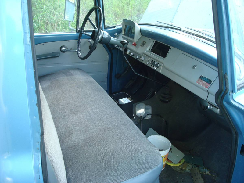 Illustration for article titled For $3,250, Could This 1961 International C-120 Camper Help You Get Away From It All?